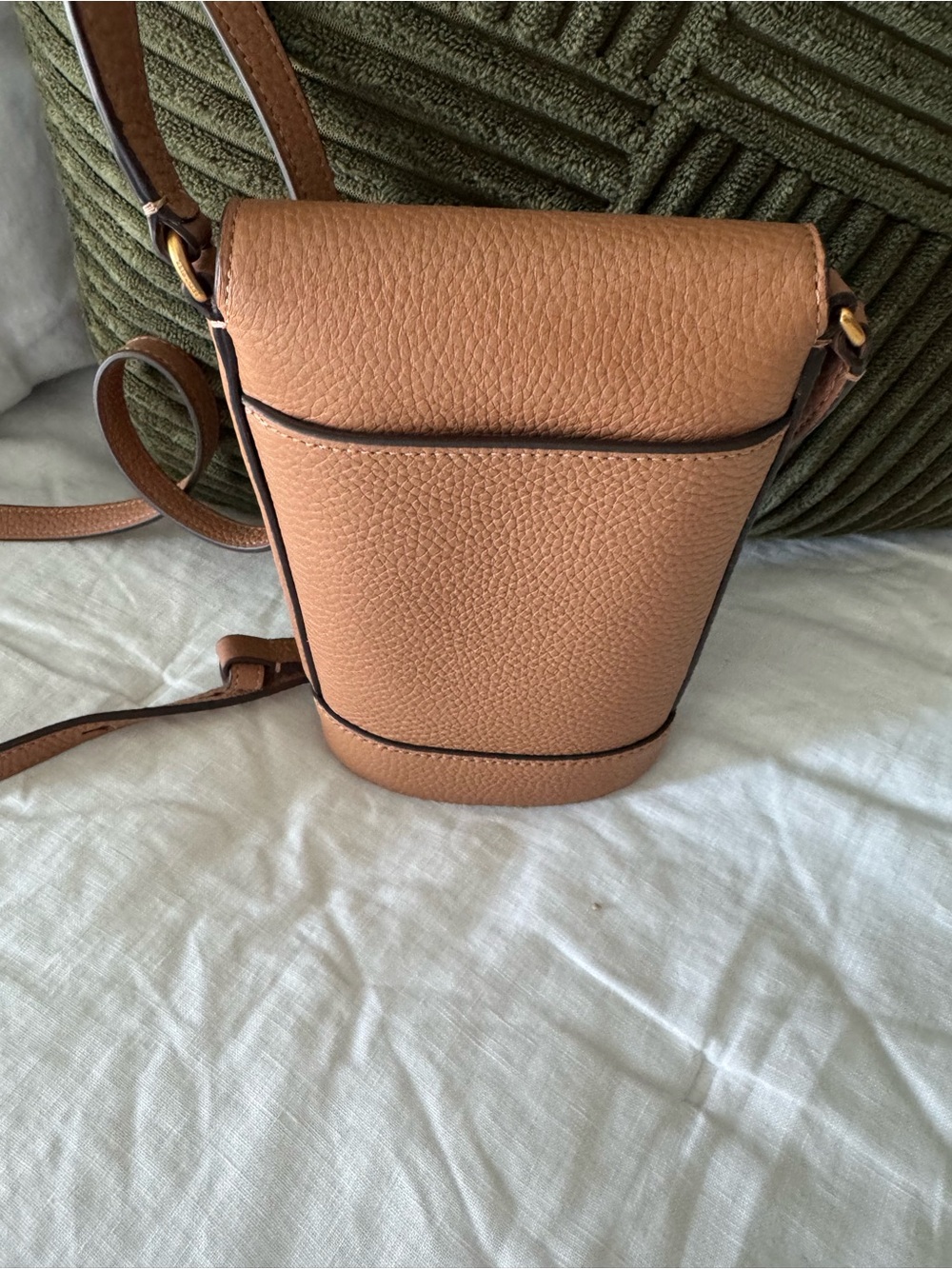 kate spade tan pebbled leather crossbody phone pouch with adjustable strap - Picture 4 of 5
